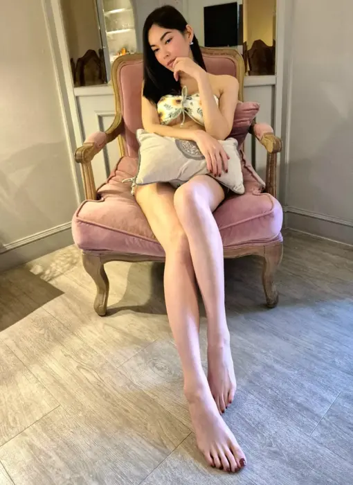 Escort Mistress jenny He uses erotic accessories