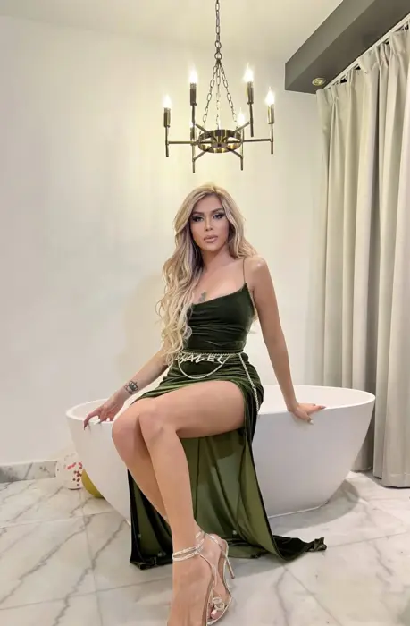 Escort Alyssa Fernandez Couples