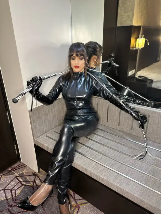 Escort Wanna Be My Slave and get Dominated Couples