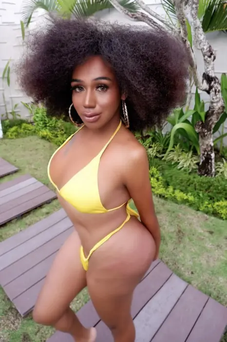Escort Eboney He uses erotic accessories