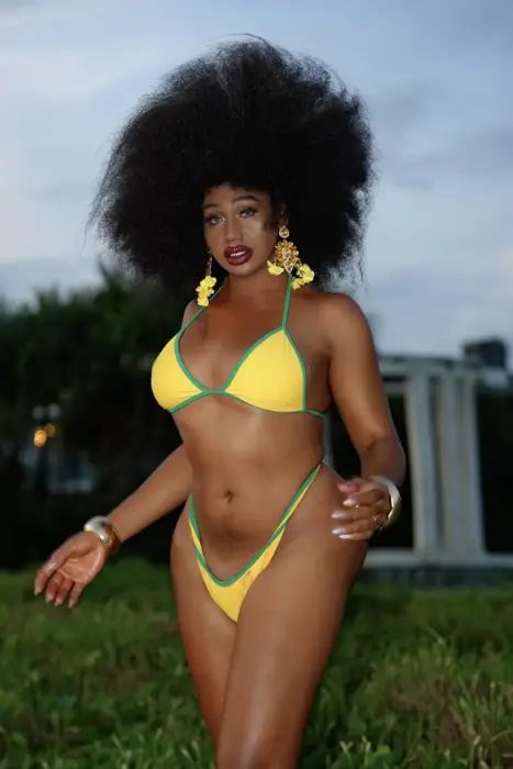 Escort Eboney He uses erotic accessories