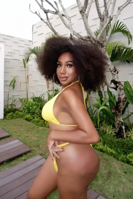 Escort Eboney He uses erotic accessories