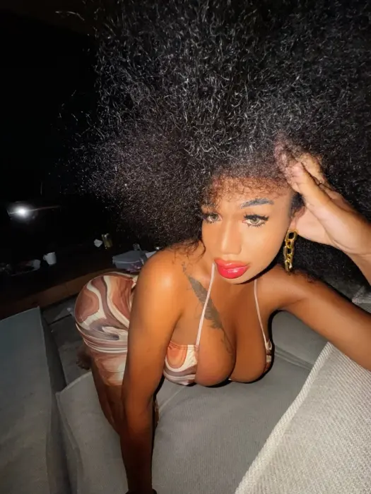 Escort Eboney He uses erotic accessories