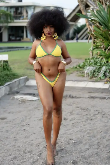 Escort Eboney He uses erotic accessories