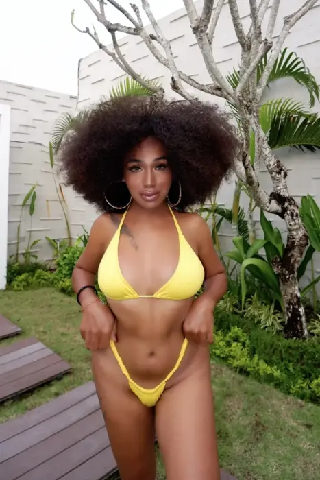 Escort Eboney He uses erotic accessories