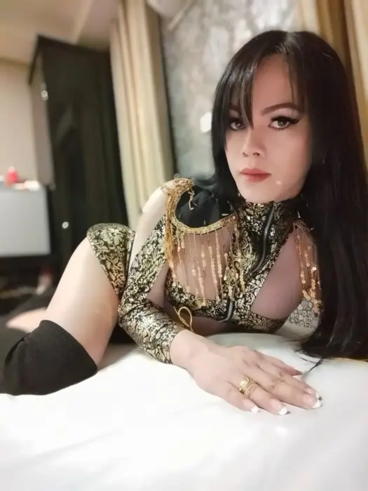 Escort Uma Greek kiss