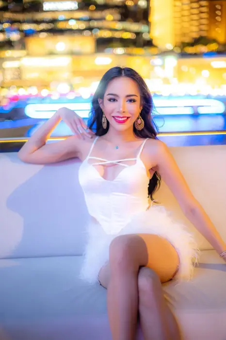 Escort Smile Smile He uses erotic accessories