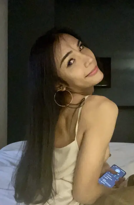 Escort Momosara Golden rain