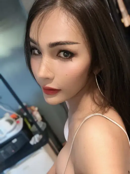 Escort Momosara Golden rain
