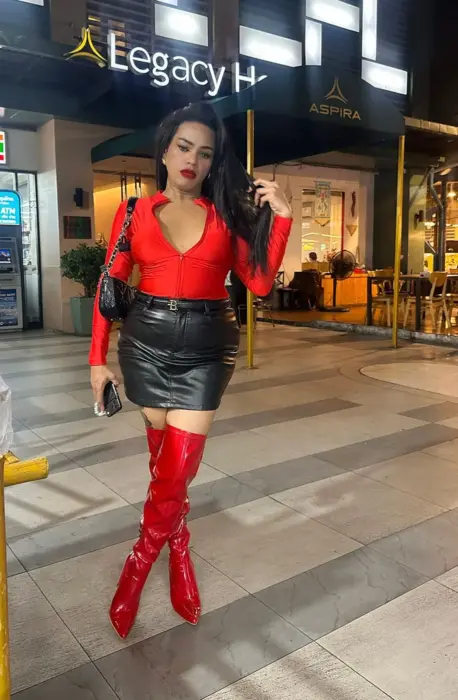 Escort Mistress Adriana for party and play Group sex