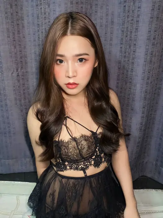 Escort Ningning Greek kiss