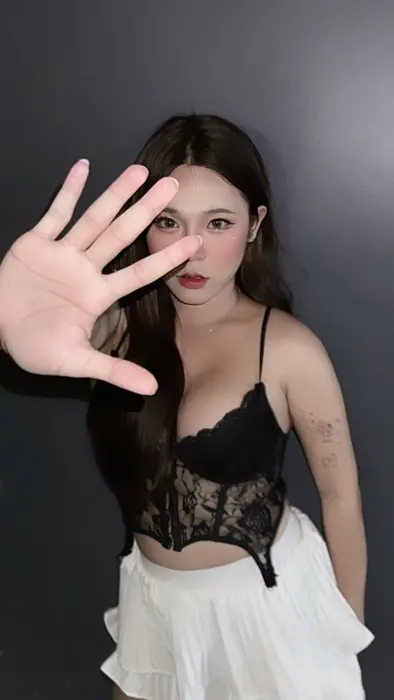 Escort Ningning Greek kiss