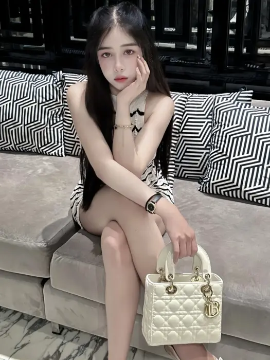 Escort Baby Faye Golden rain
