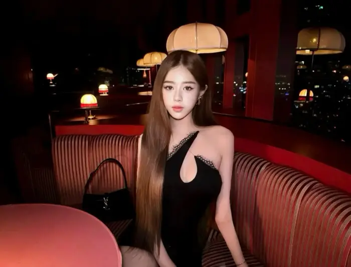 Escort Baby Faye Golden rain