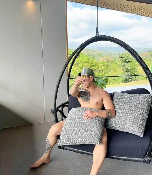 Escort AsianStudVIP Travel