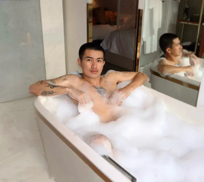 Escort Oliver Asian Mix Twink Travel
